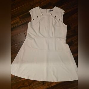 Elegant White Sleeveless Dress